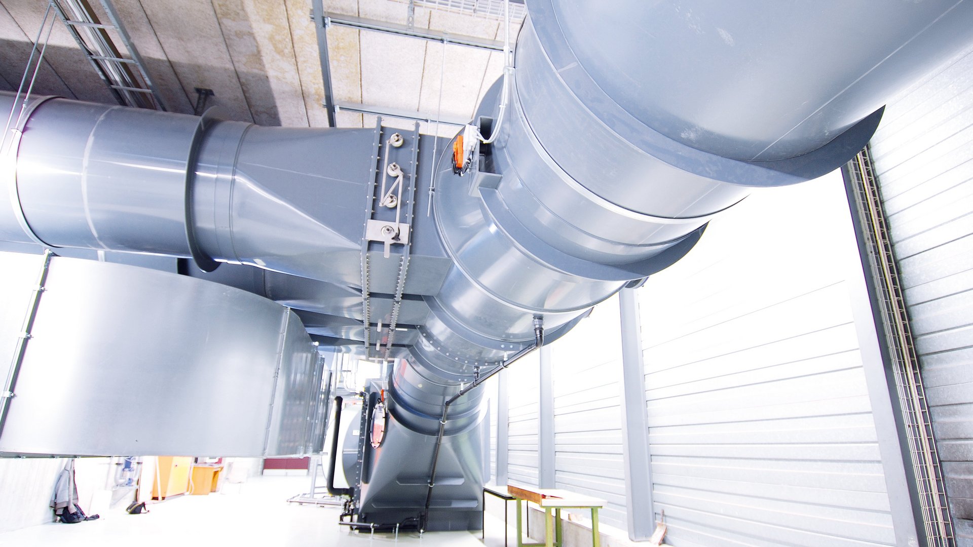 Lüftungskomponenten aus Kunststoff montiert als komplette Lüftungsanlage für Abluft und korrosive Abgase - Colasit