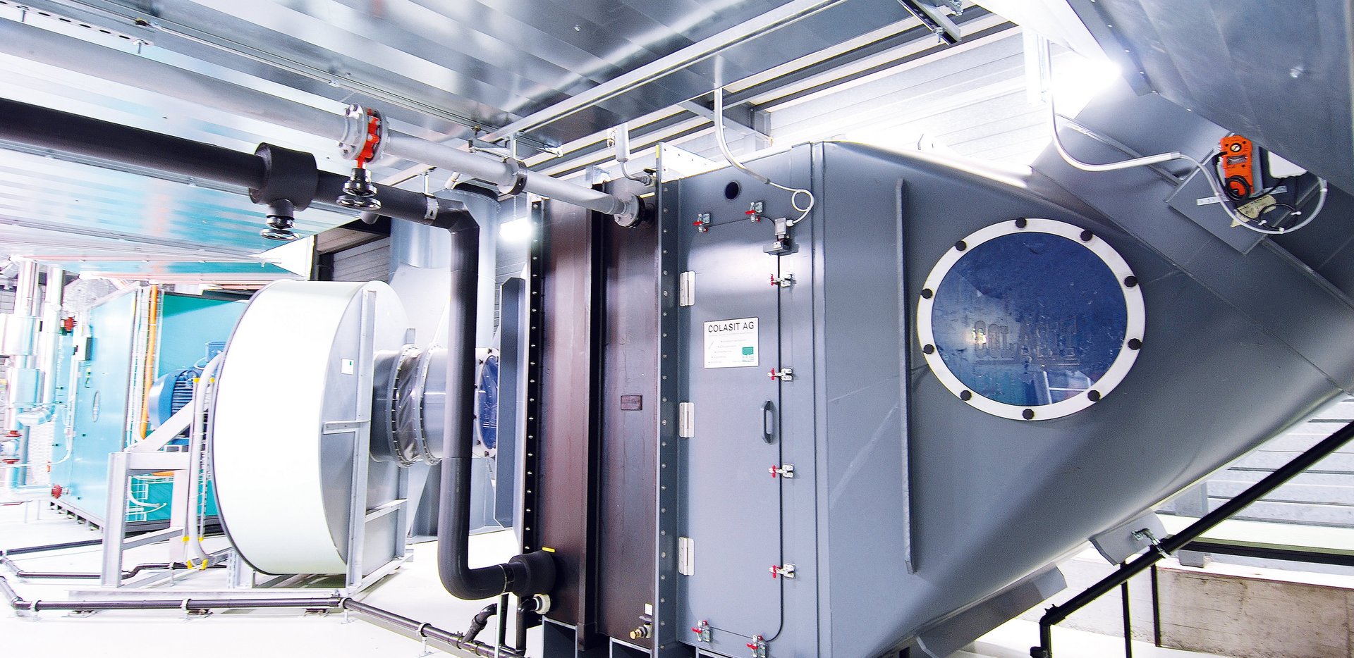 Industrielüftung mit eingebautem Kunststoffwärmetauscher und im Hintergrund ein Kunststoffventilator - Colasit